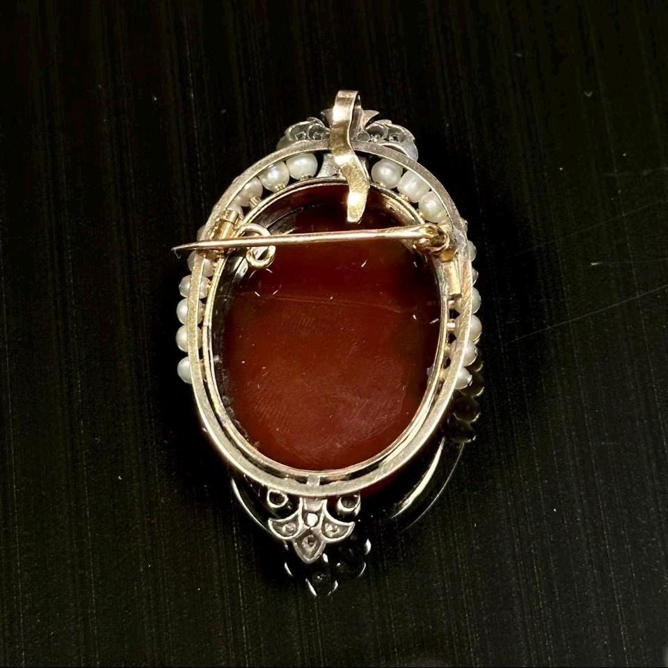 Antique cameo 18k gold brooch pendant