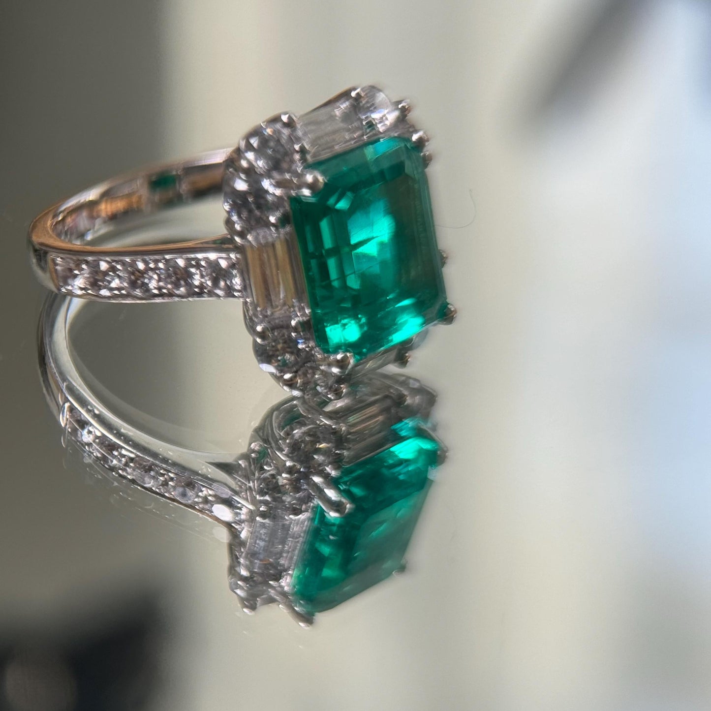 Pre-owned lab grown emerald 9k white gold ring size 6