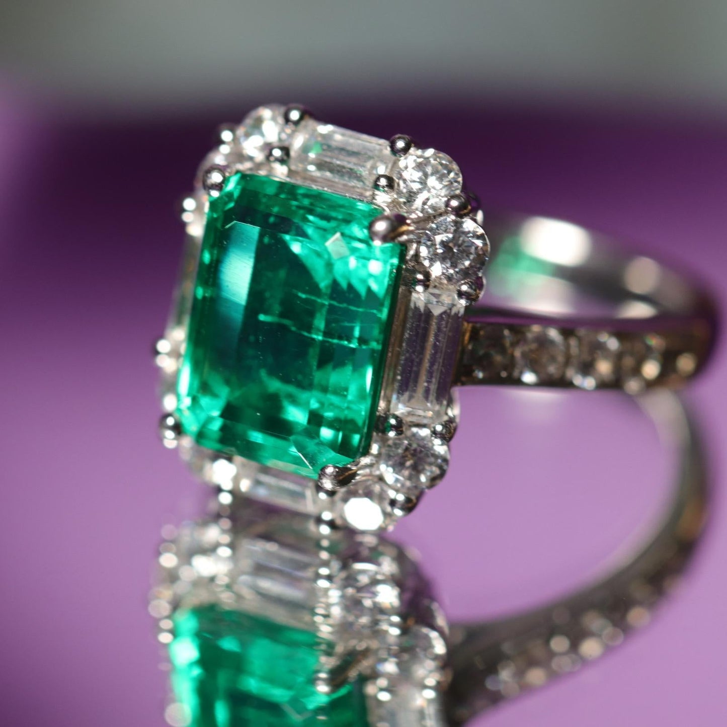 Pre-owned lab grown emerald 9k white gold ring size 6