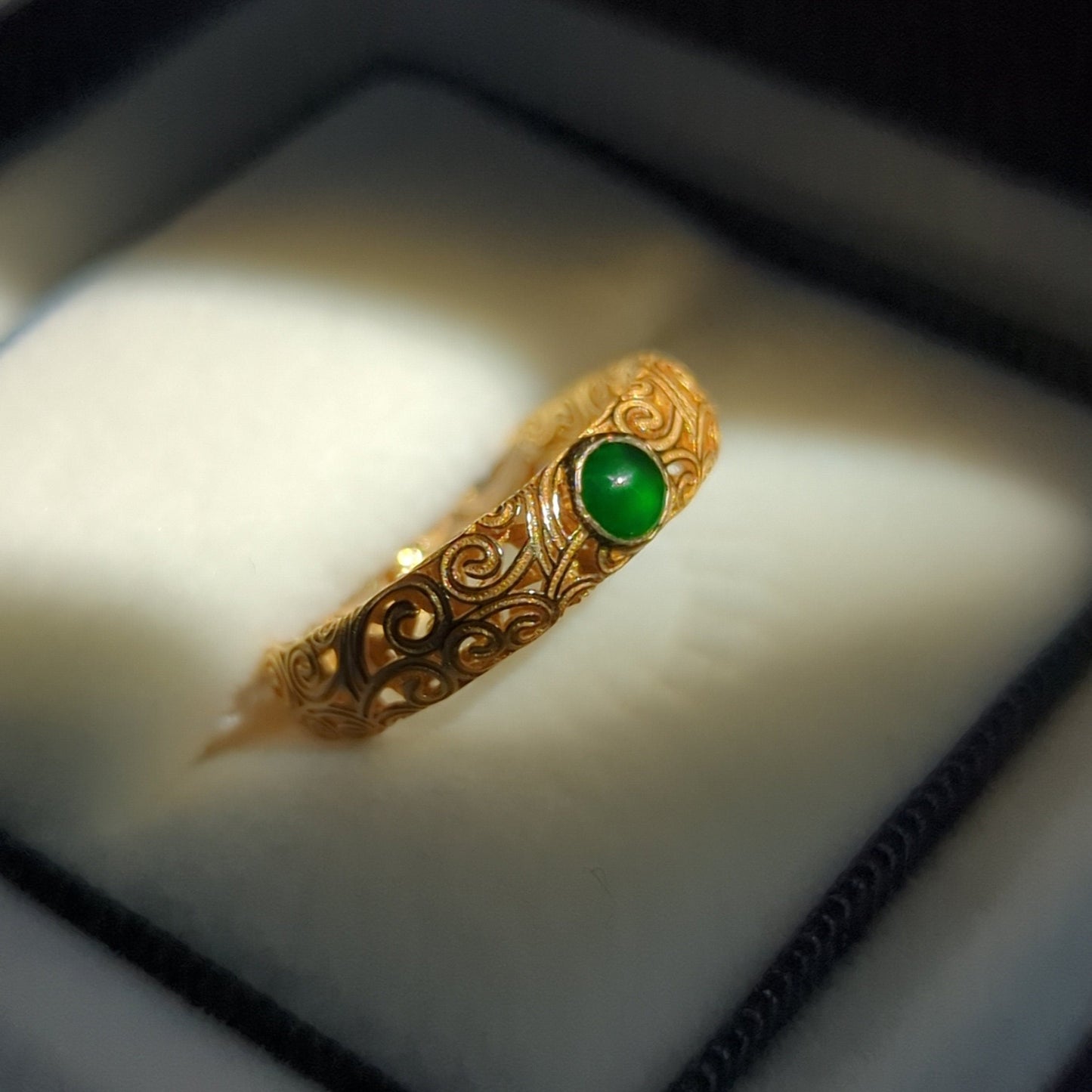 18K gold ring with lush green jadeite jade gemstone