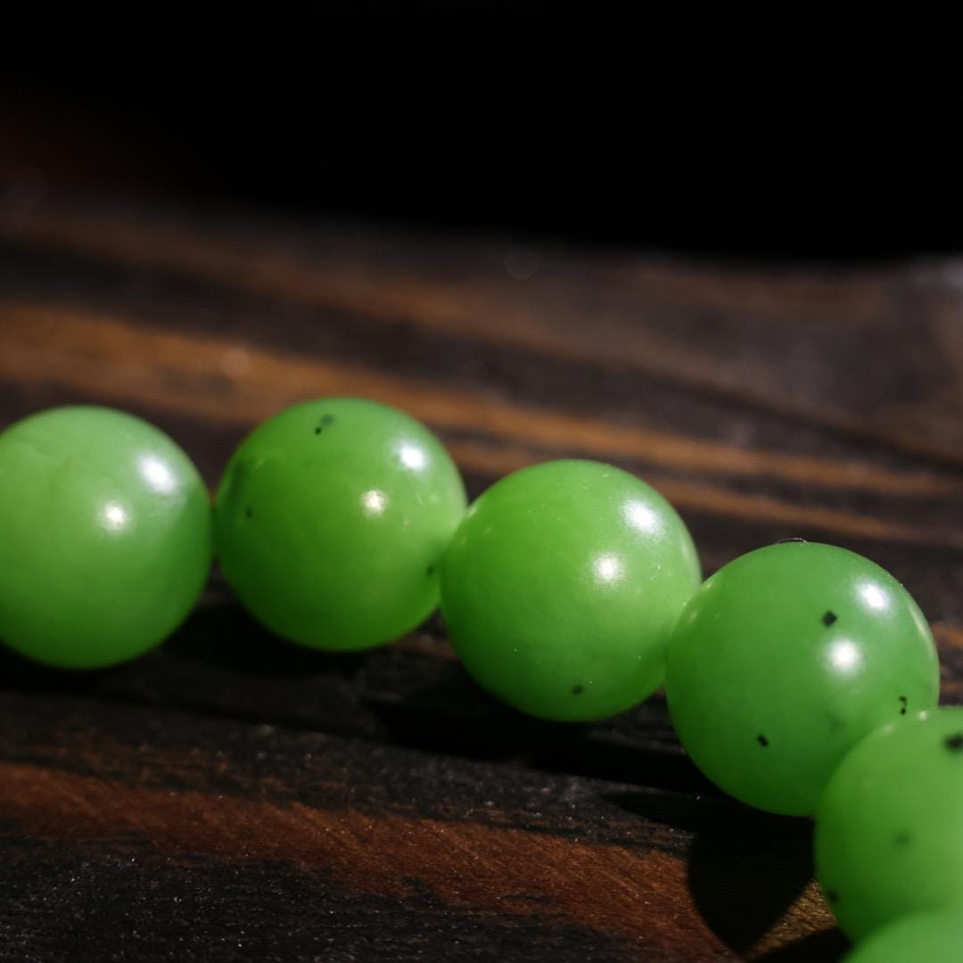 Super vibrant apple green nephrite bracelet 12mm