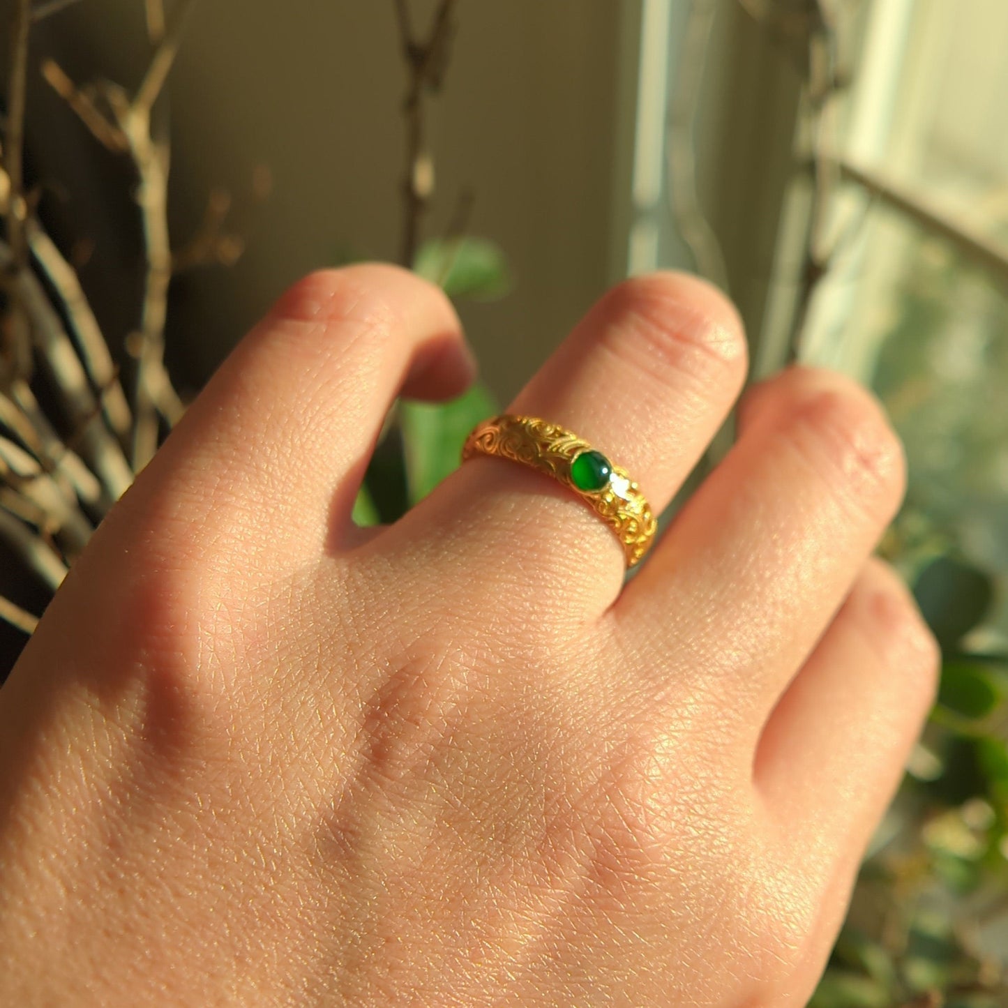 18K gold ring with lush green jadeite jade gemstone