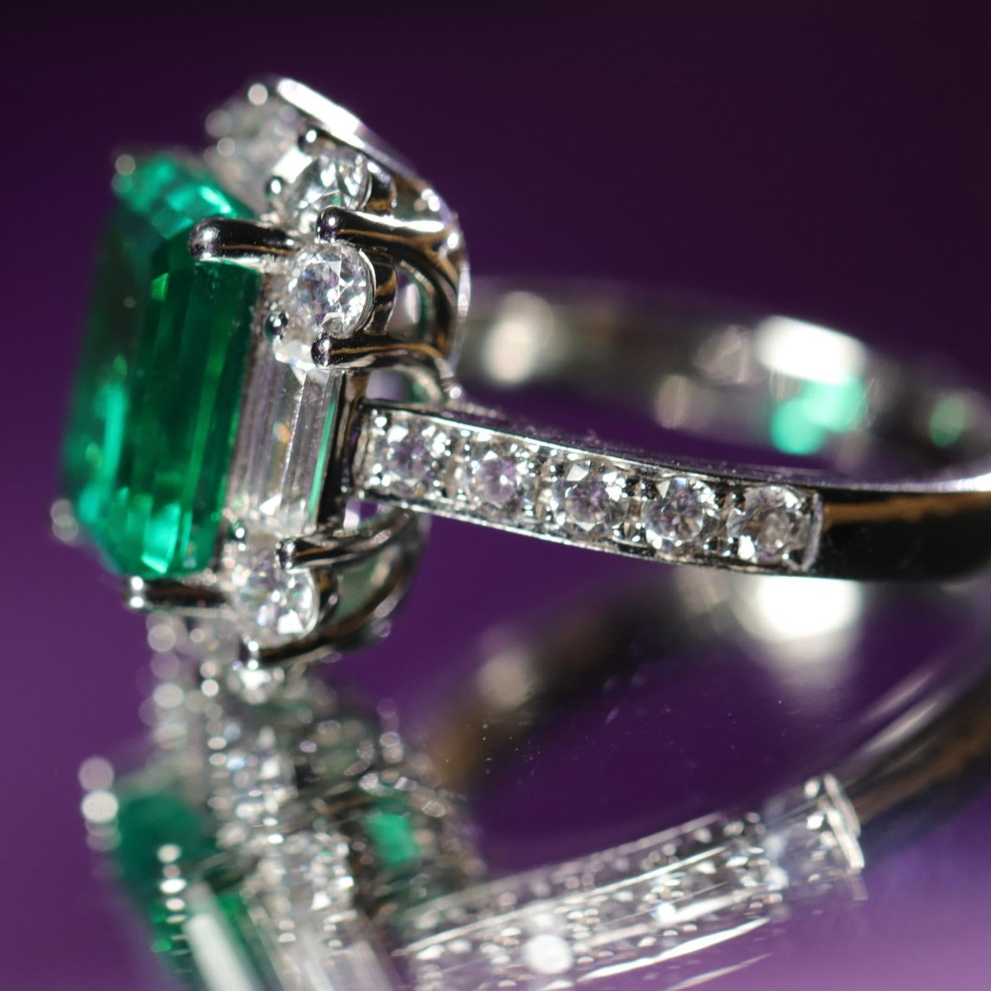 Pre-owned lab grown emerald 9k white gold ring size 6
