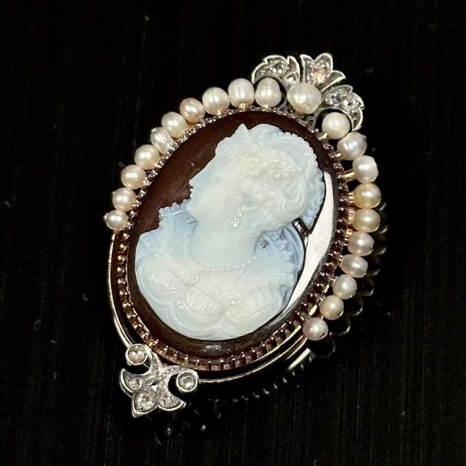 Antique cameo 18k gold brooch pendant