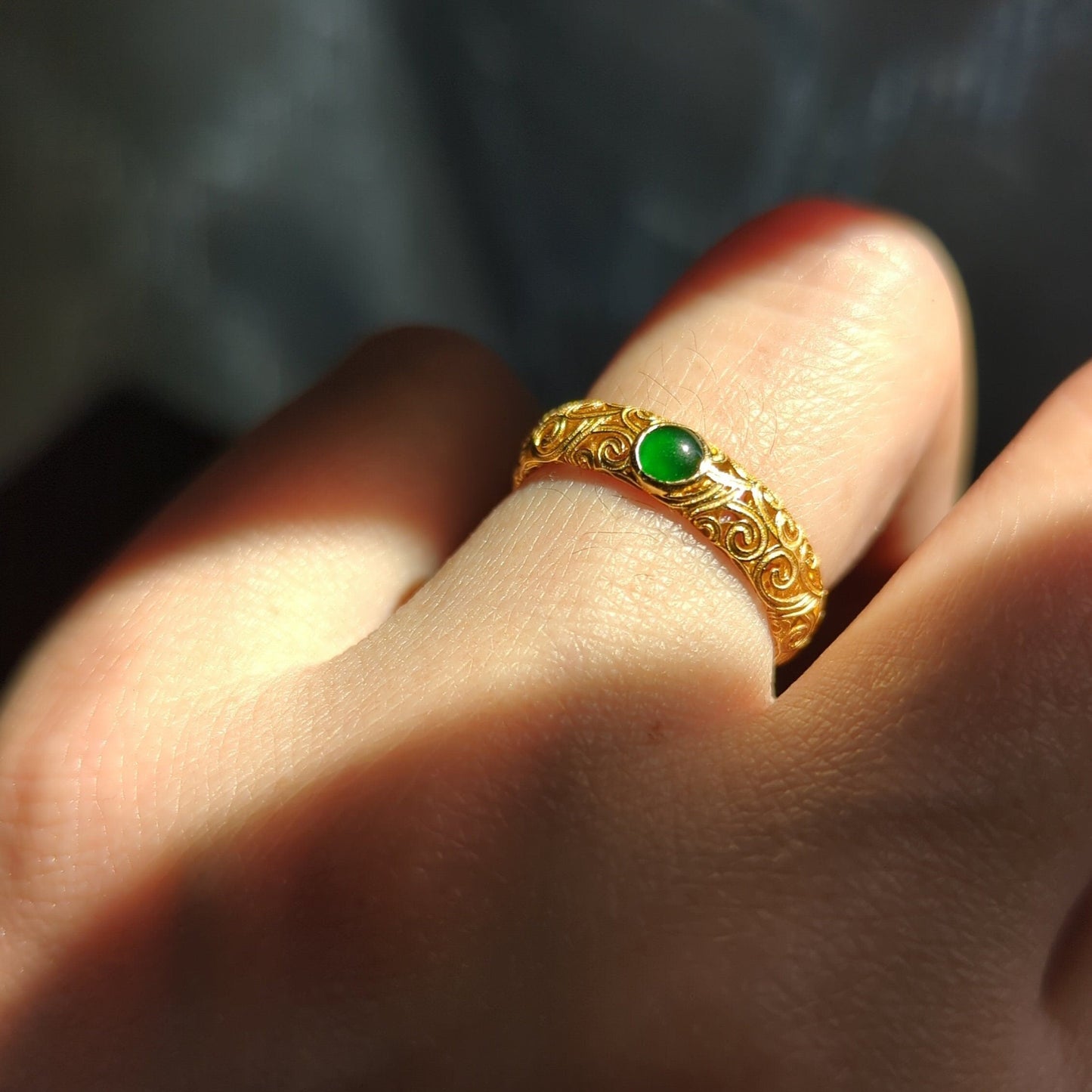 18K gold ring with lush green jadeite jade gemstone