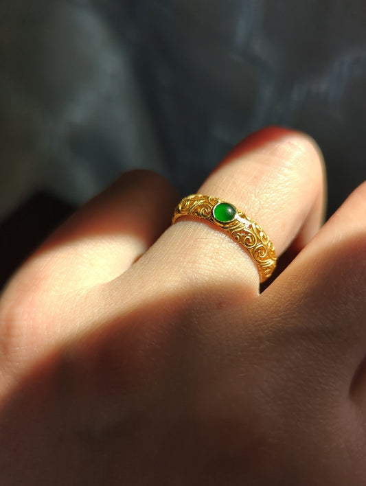 18K gold ring with lush green jadeite jade gemstone