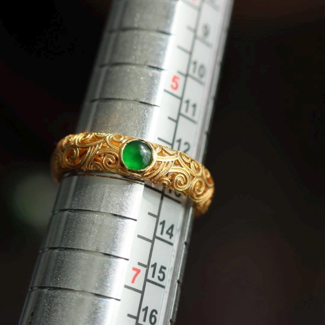 18K gold ring with lush green jadeite jade gemstone