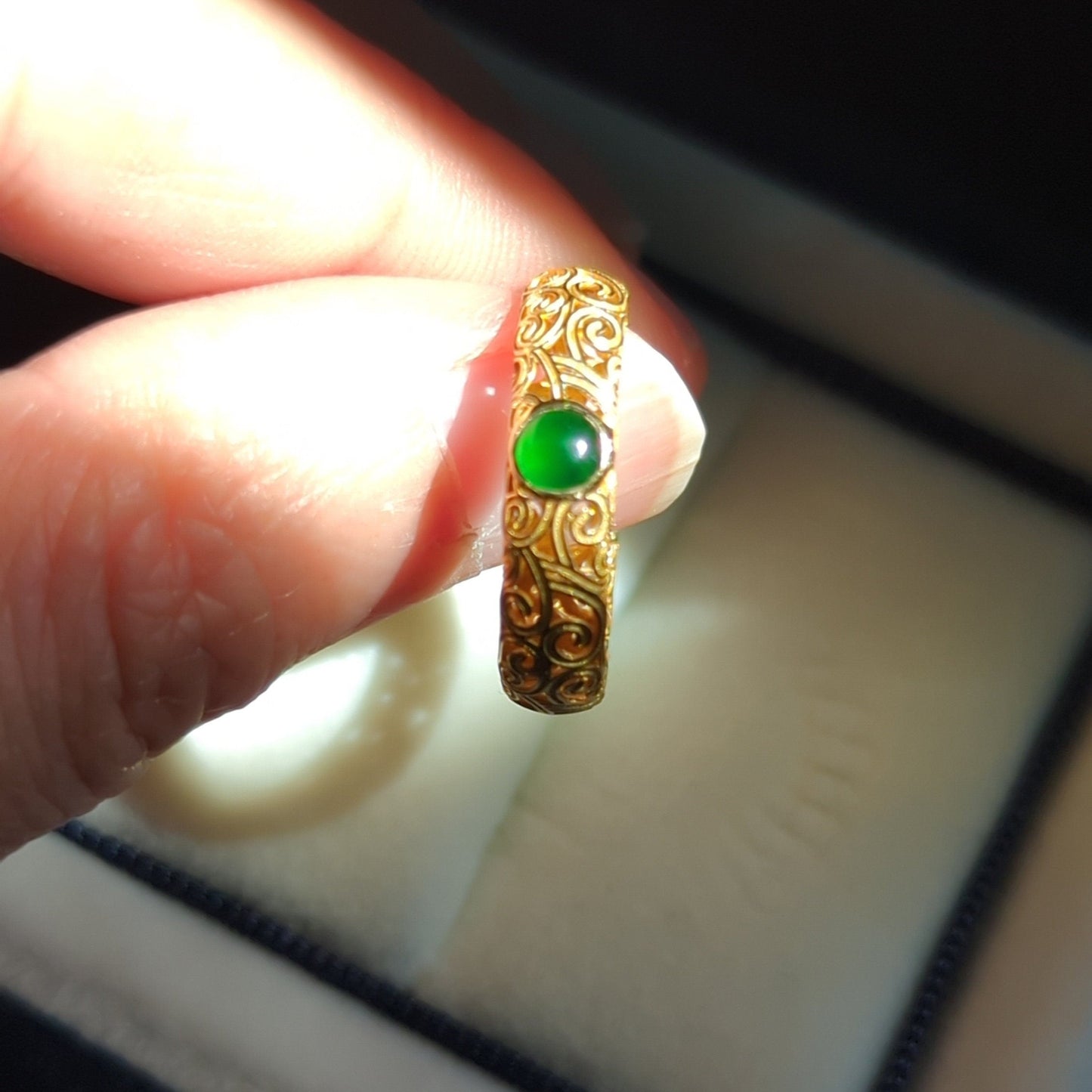 18K gold ring with lush green jadeite jade gemstone