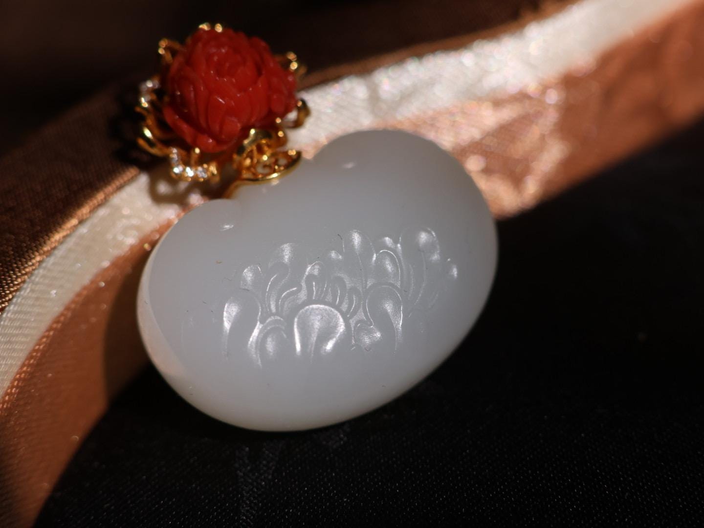 Certified Mutton fat white nephrite coral solid 18K gold peony lock pendant 羊脂白珊瑚牡丹花锁吊坠