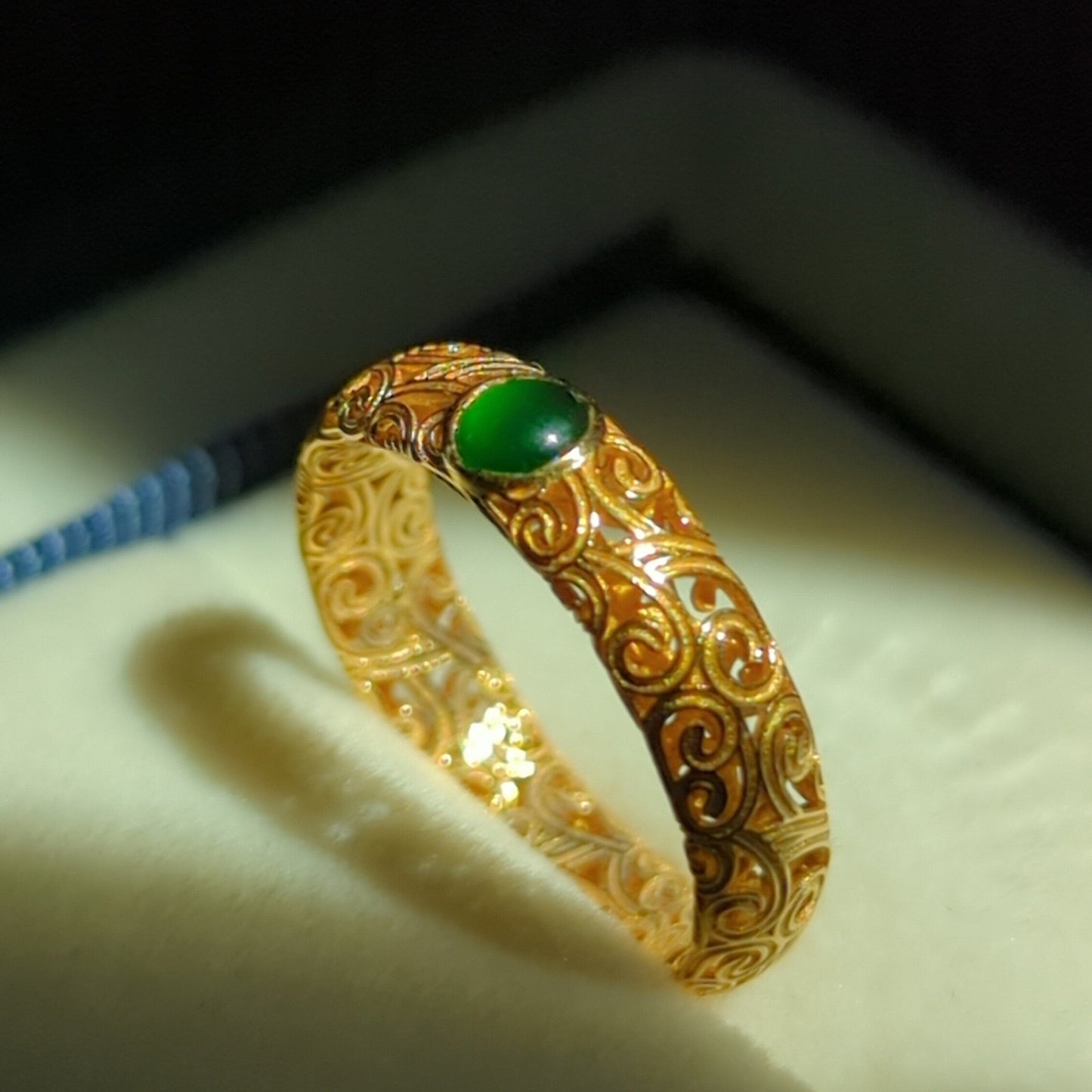 18K gold ring with lush green jadeite jade gemstone