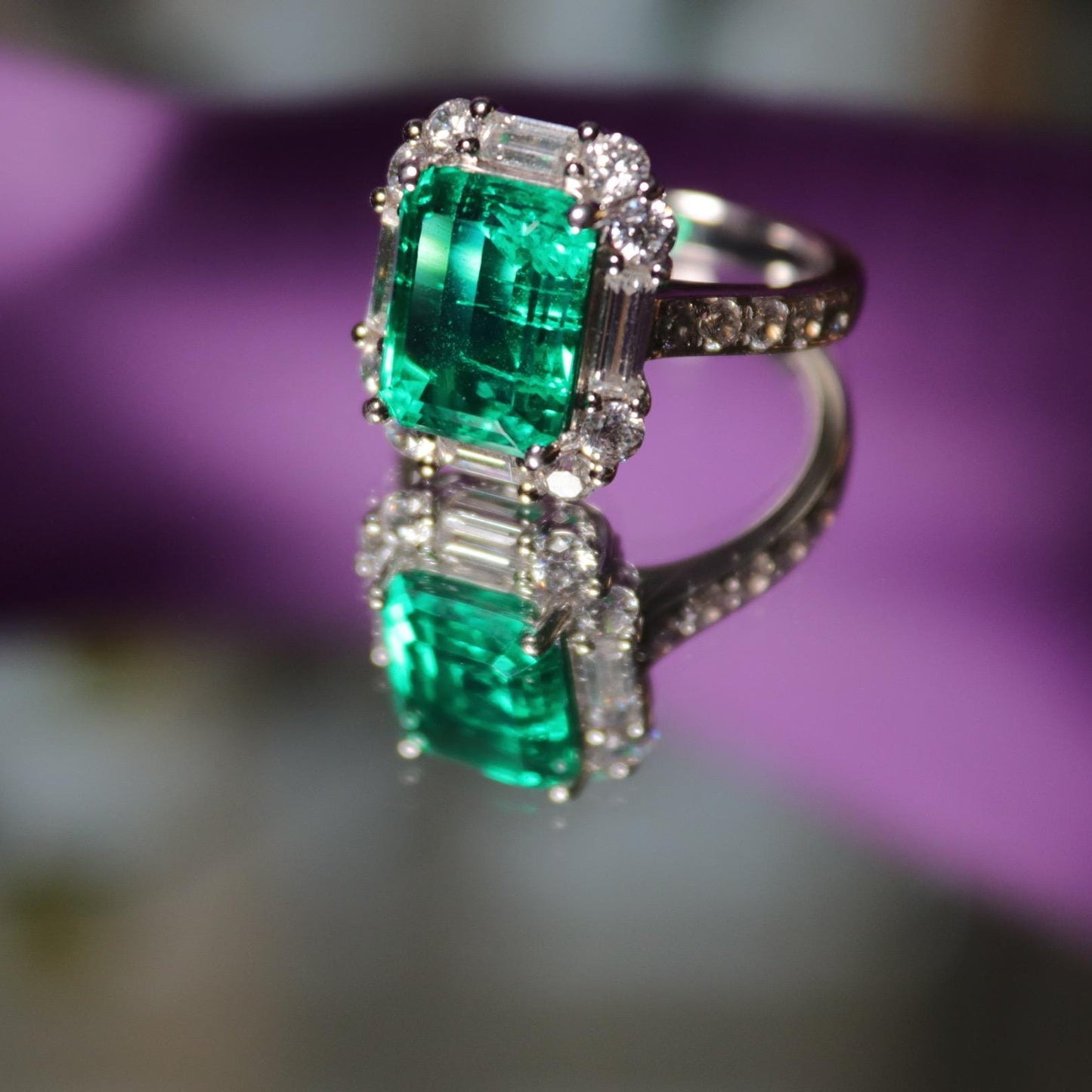 Pre-owned lab grown emerald 9k white gold ring size 6