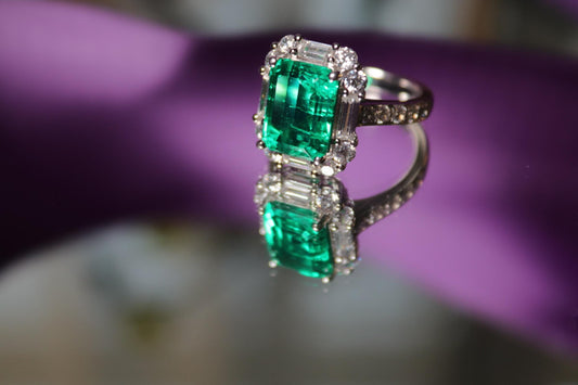 Pre-owned lab grown emerald 9k white gold ring size 6