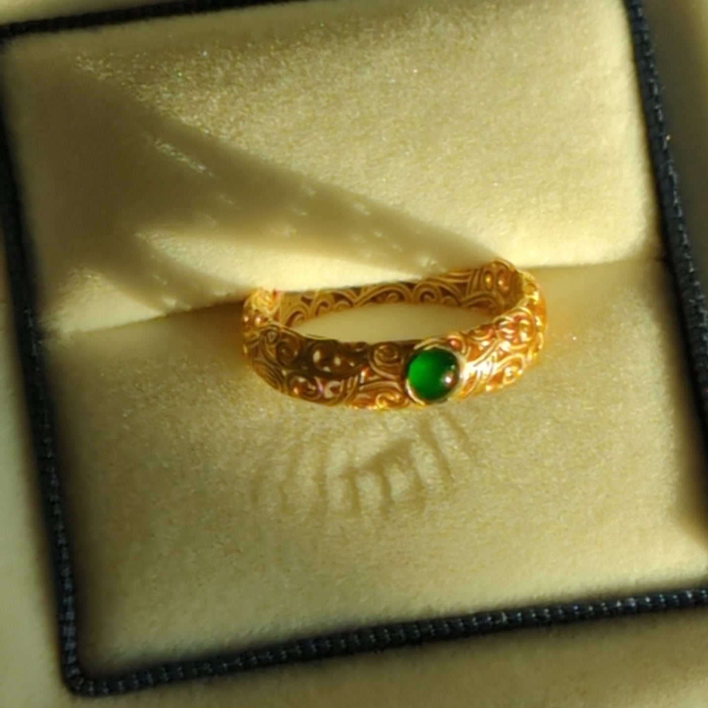 18K gold ring with lush green jadeite jade gemstone