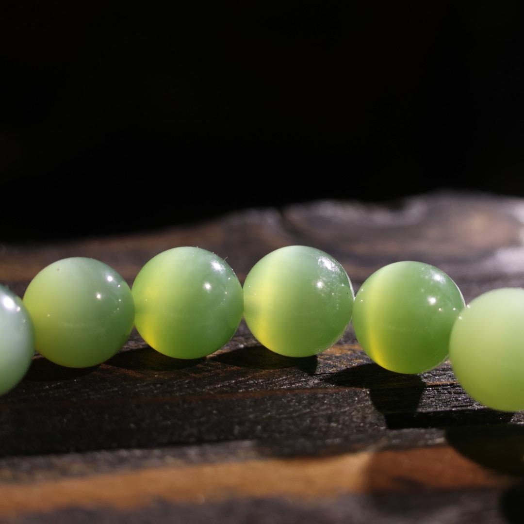 Cat eye green nephrite bracelet 10mm