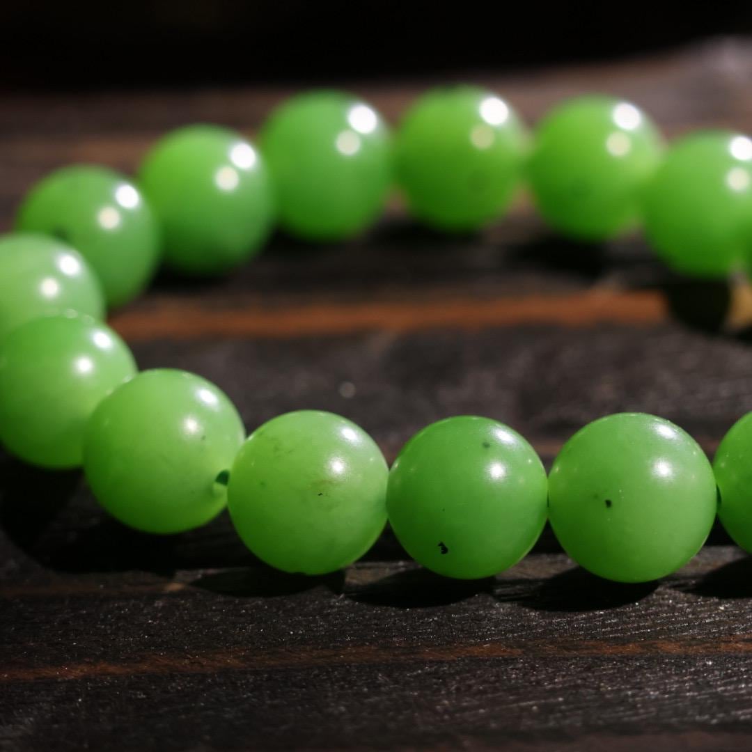 Super vibrant apple green nephrite bracelet 12mm
