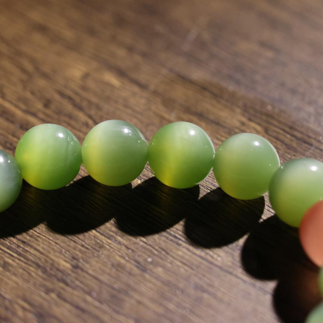 Cat eye green nephrite bracelet 10mm