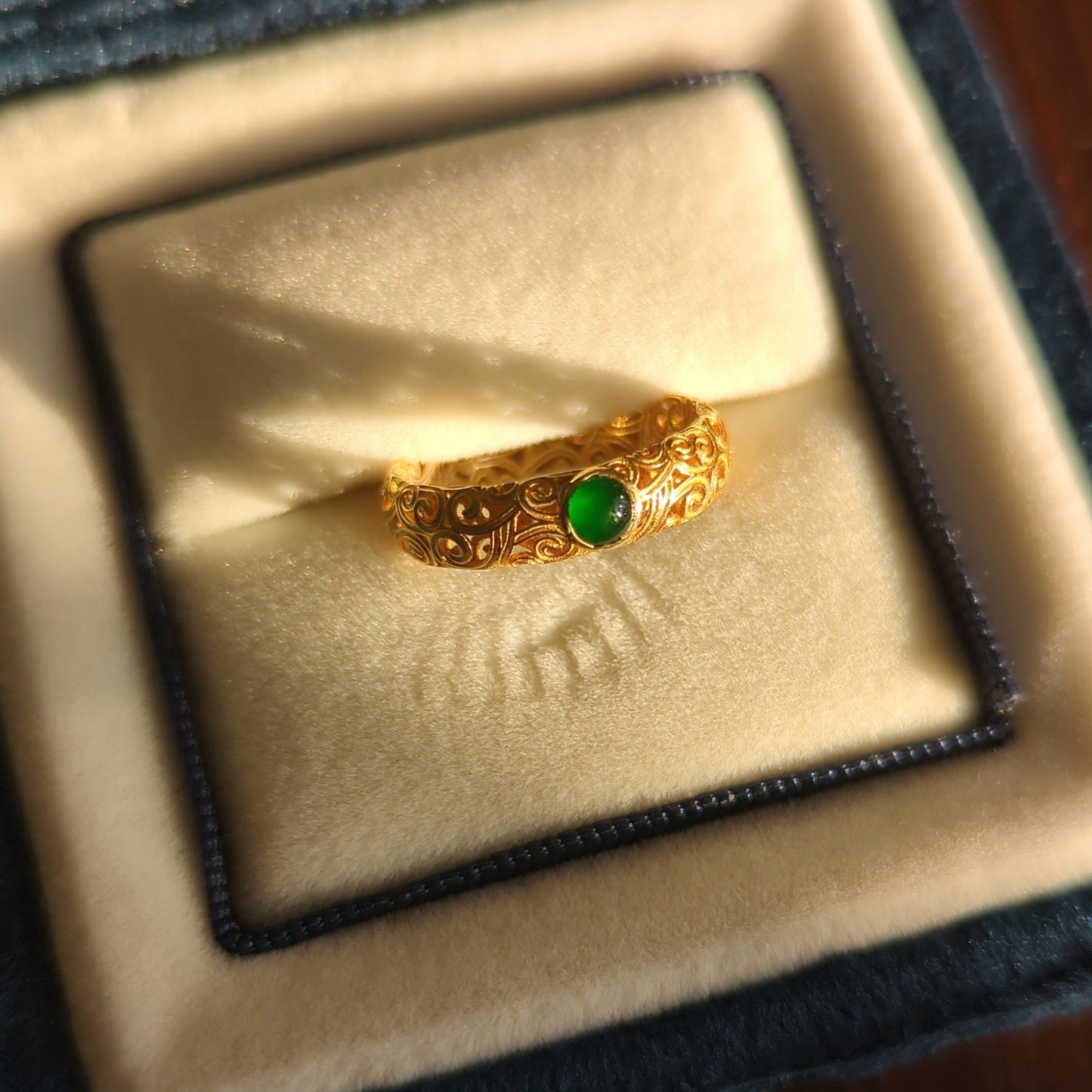 18K gold ring with lush green jadeite jade gemstone