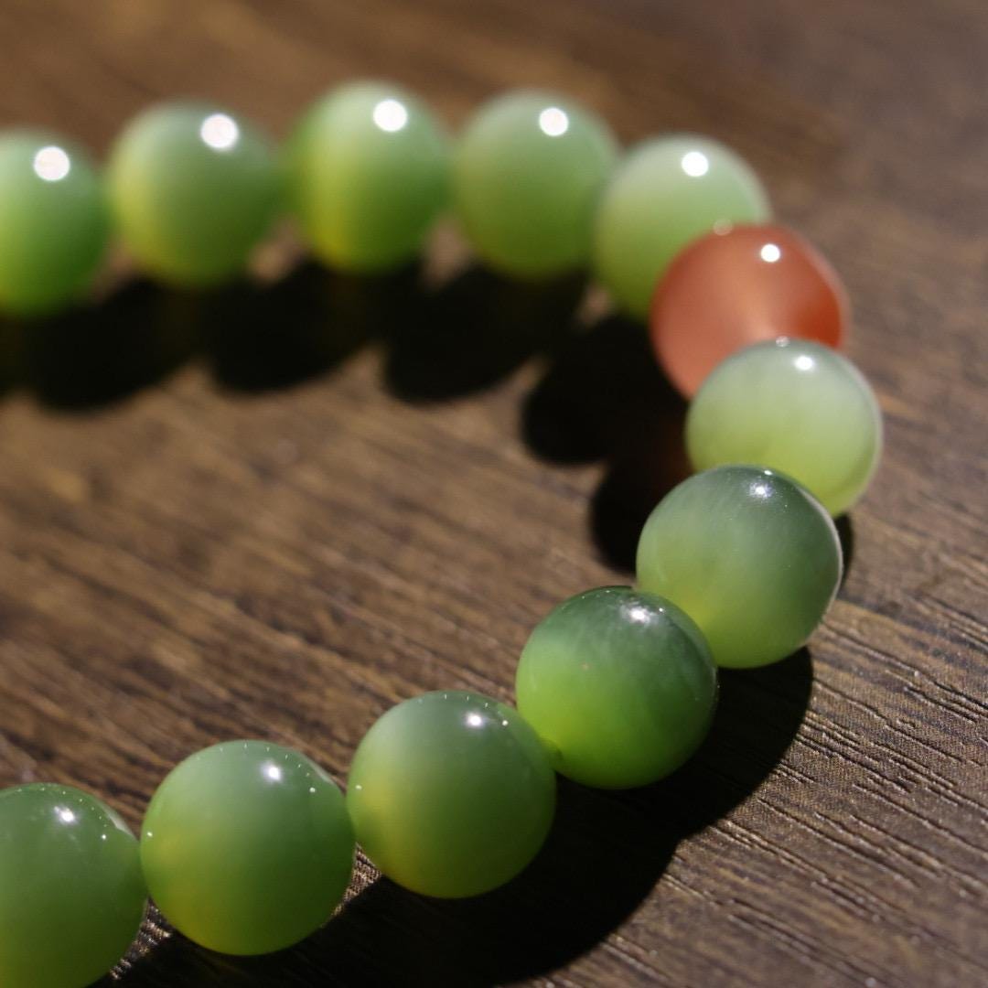 Cat eye green nephrite bracelet 10mm