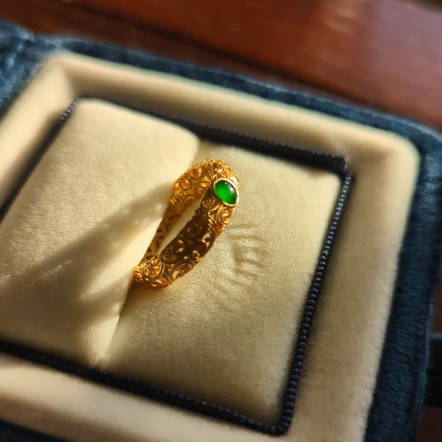 18K gold ring with lush green jadeite jade gemstone