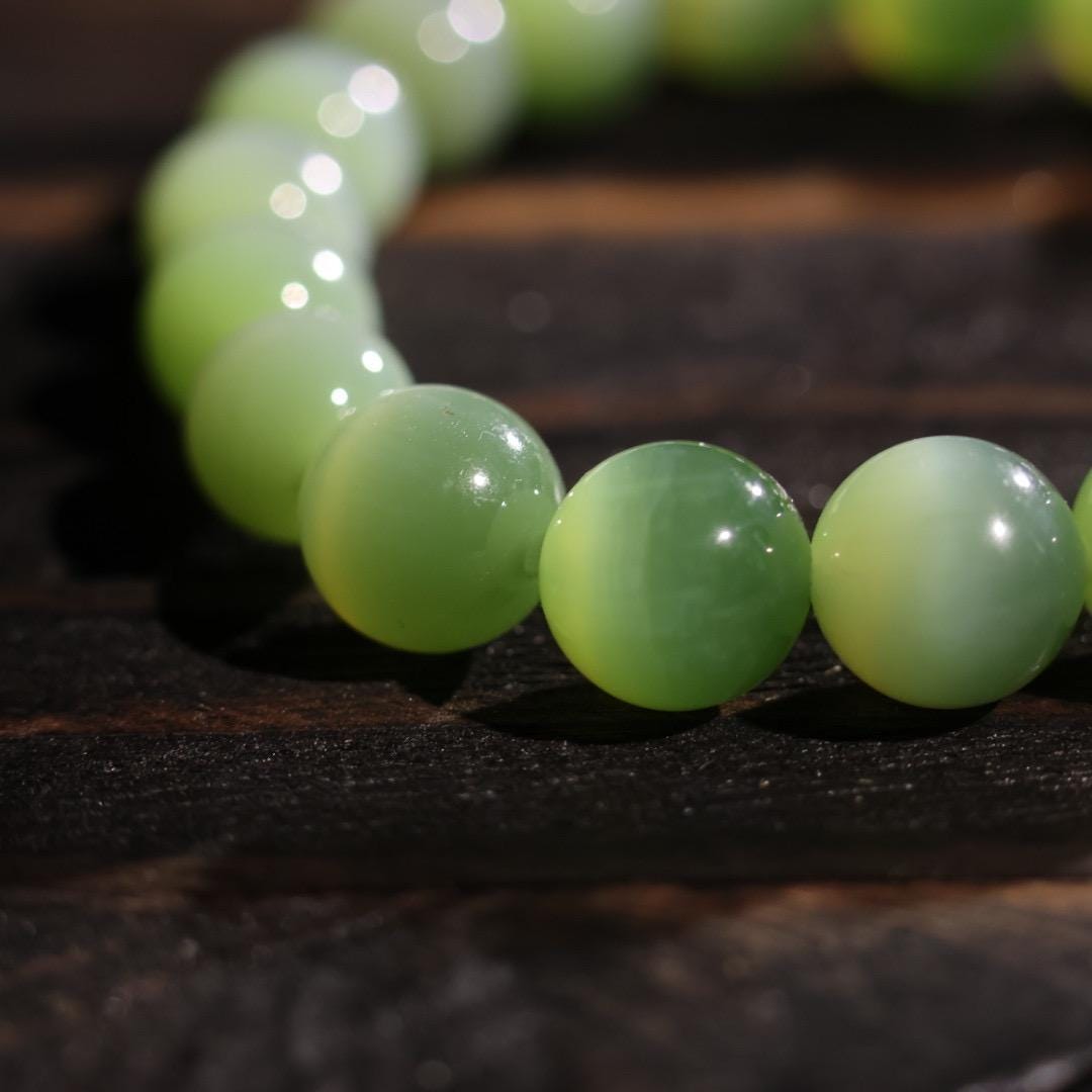 Cat eye green nephrite bracelet 10mm