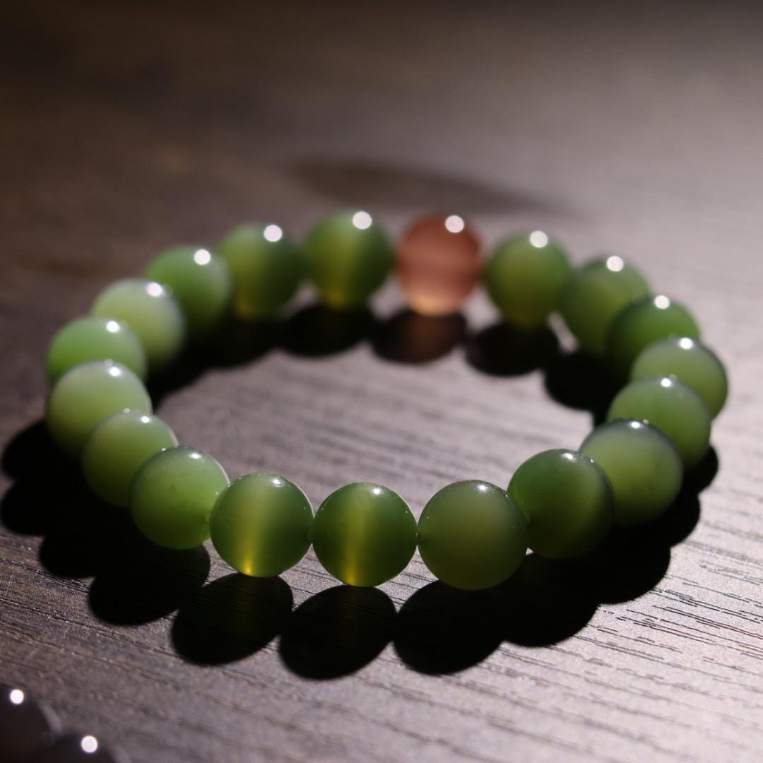 Cat eye green nephrite bracelet 10mm