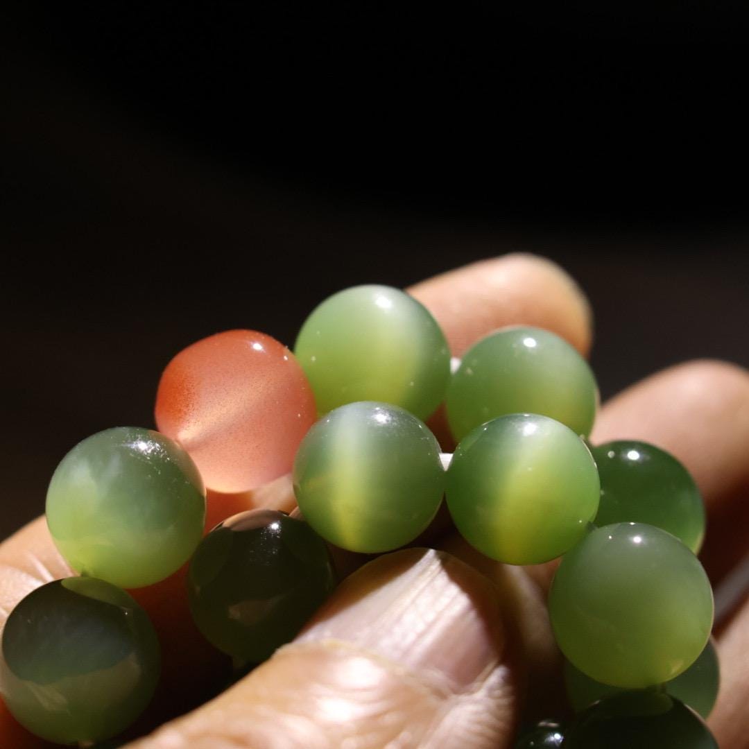 Cat eye green nephrite bracelet 10mm