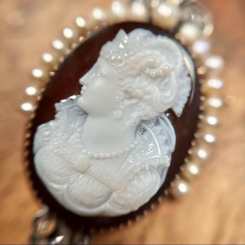 Antique cameo 18k gold brooch pendant