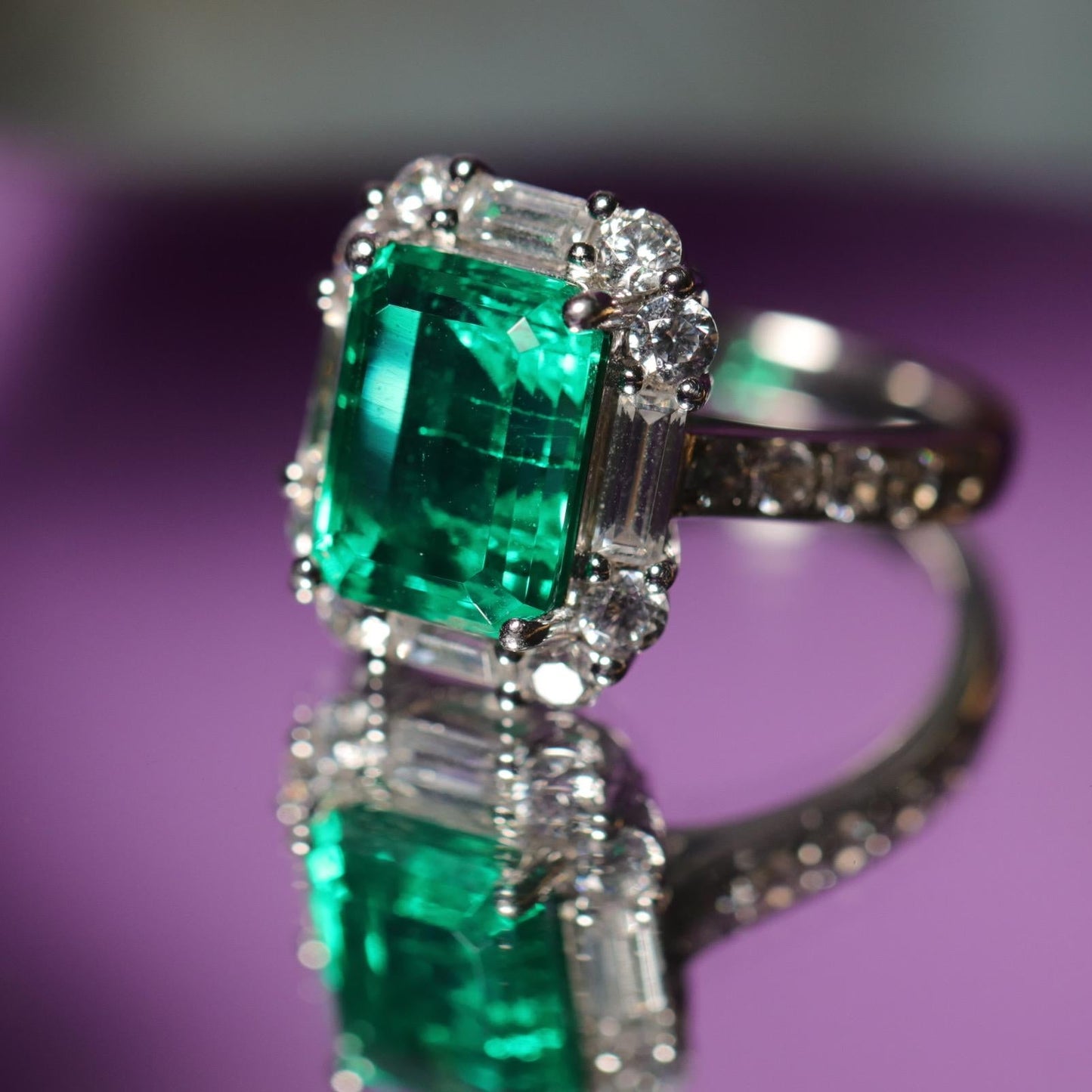 Pre-owned lab grown emerald 9k white gold ring size 6